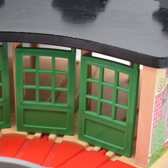 Roundhouse Train Shed w/ 5 Way Switch Track Thomas & Friend Wooden Railway 2004 - Picture 8 of 10